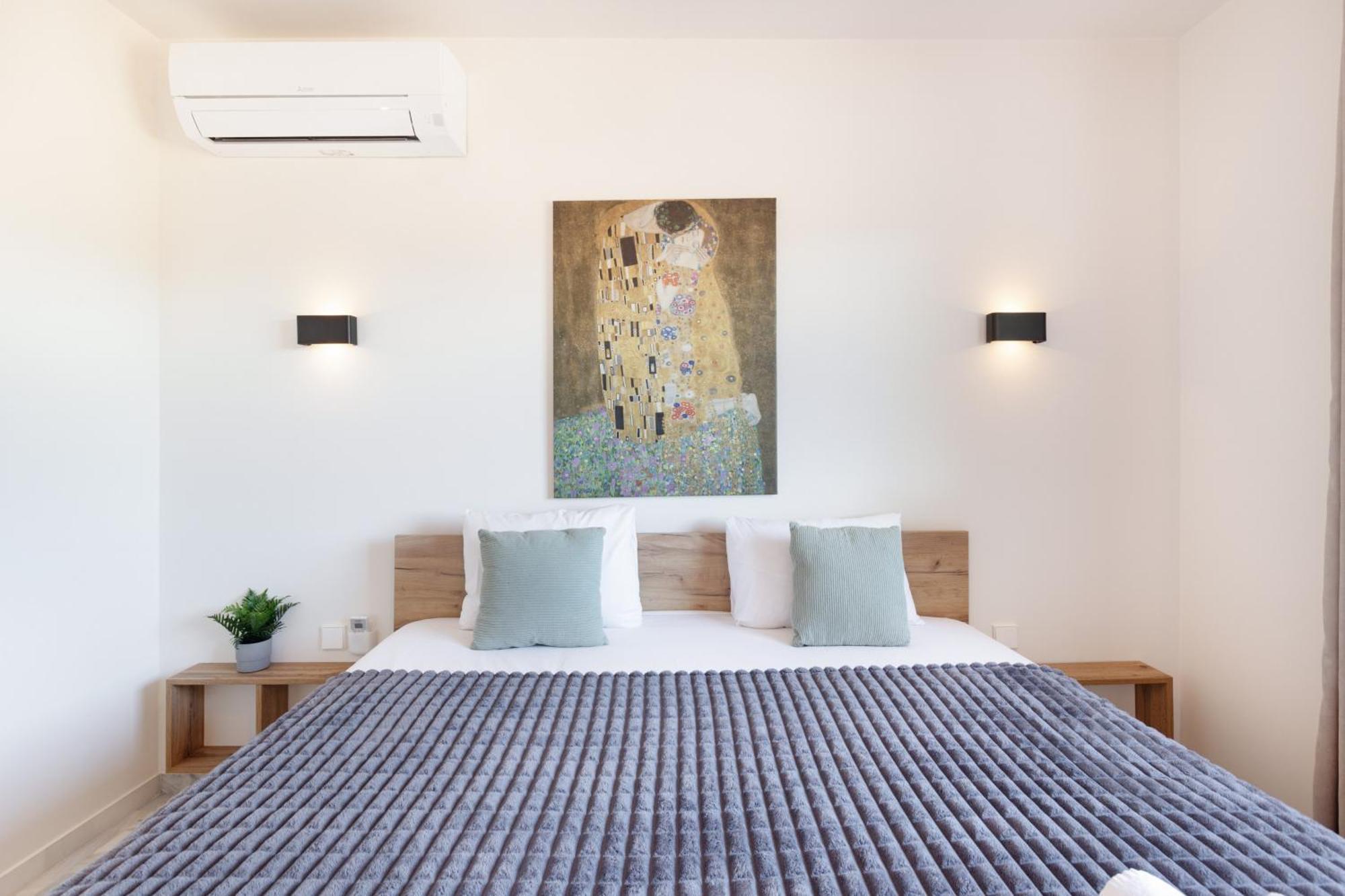 Luxurious And Modern Family Villaer