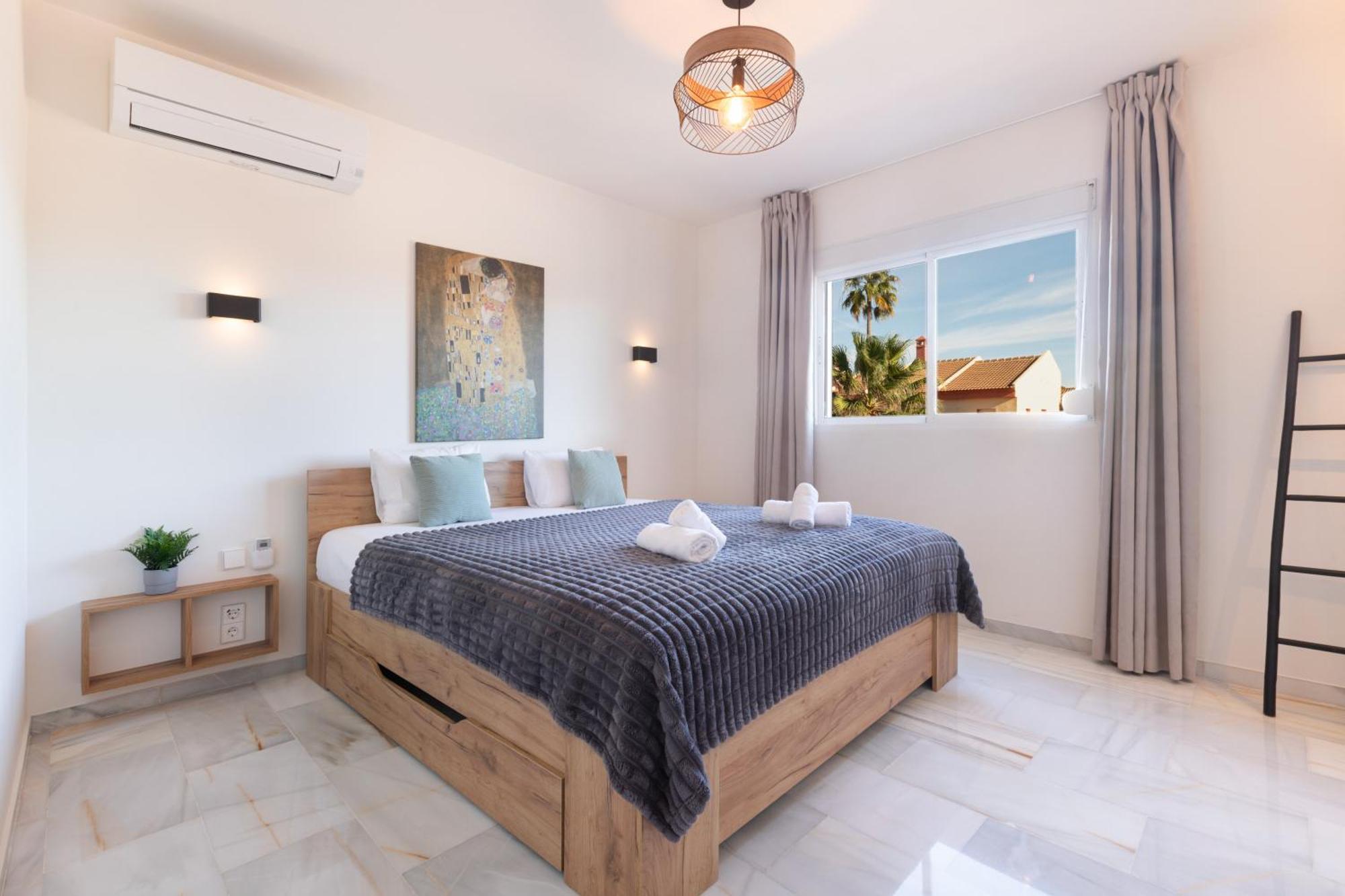 Luxurious And Modern Family Villaer