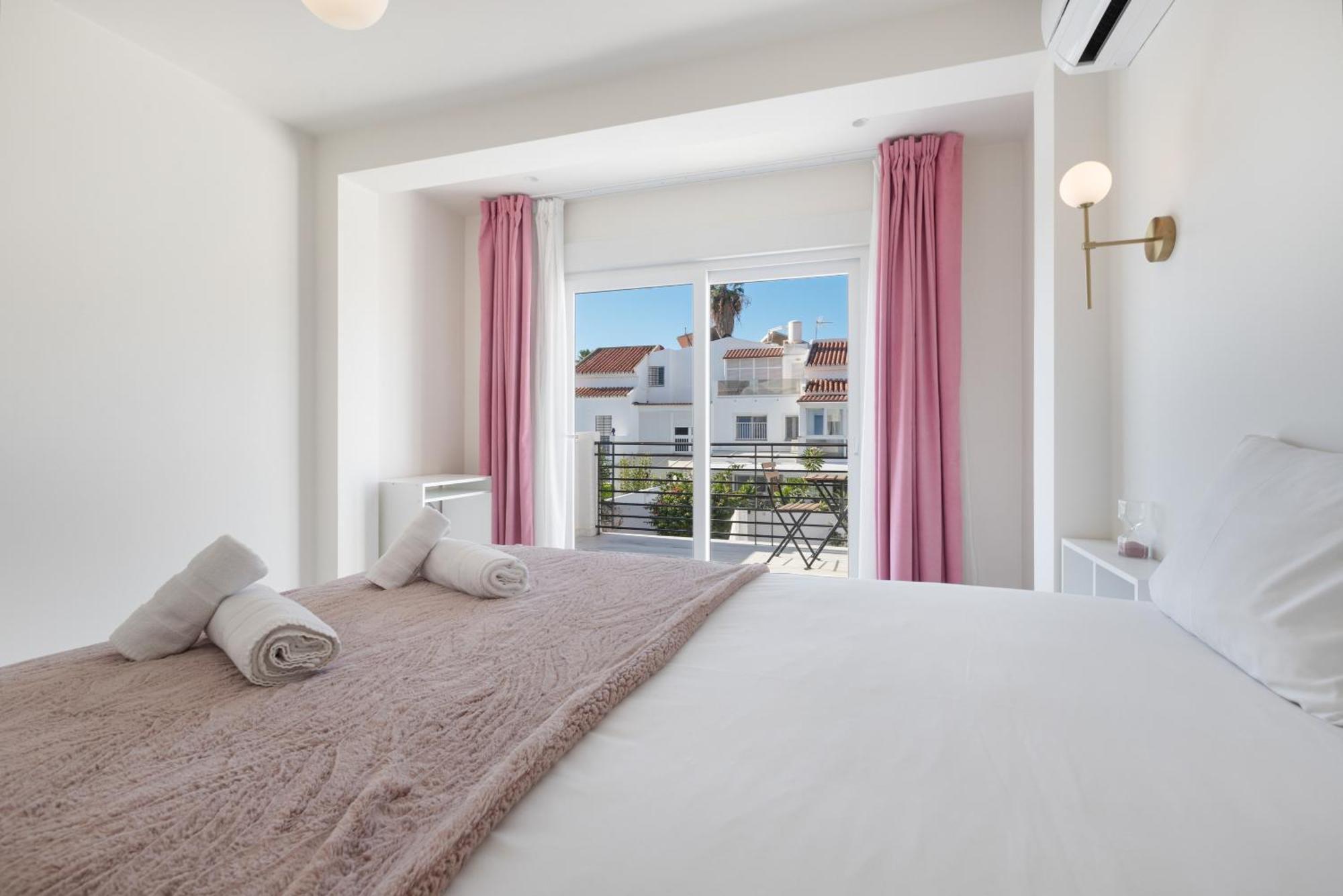 Luxurious And Modern Family Villaer